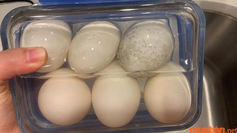 Sử dụng nước vôi để bảo quản trứng