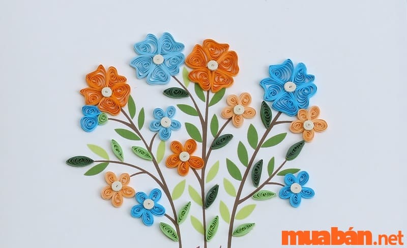 Giấy cuộn được sử dụng để làm thành những cánh hoa trang trí thiệp