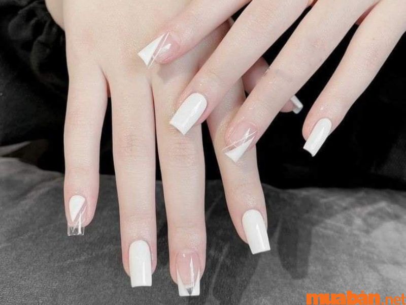 Mẫu nail trắng đính đá kết hợp họa tiết