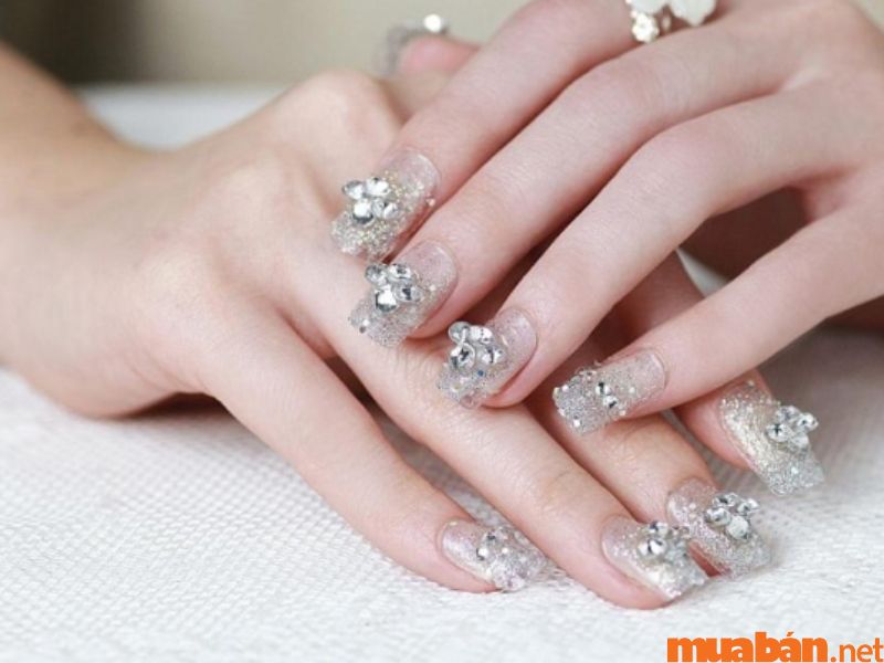 Mẫu nail trắng đính đá cầu kỳ Hình 2