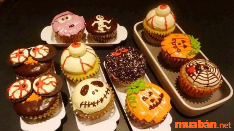 Cách trang trí món ăn Halloween bằng bánh muffin