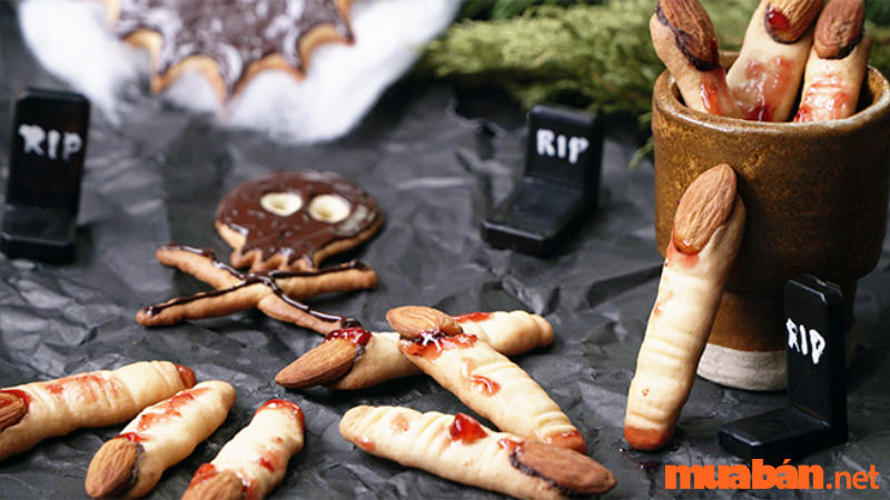 Trang trí món ăn Halloween ấn tượng với bánh ngón tay quỷ