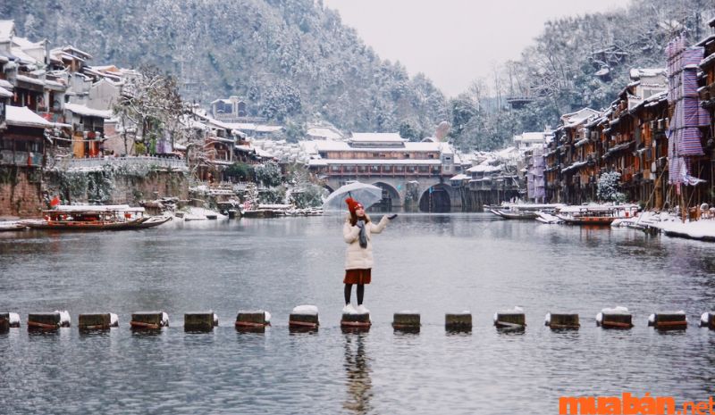 Tháng 11 nên đi du lịch ở đâu - Tuyết rơi trên cổ trấn tại Trung Quốc