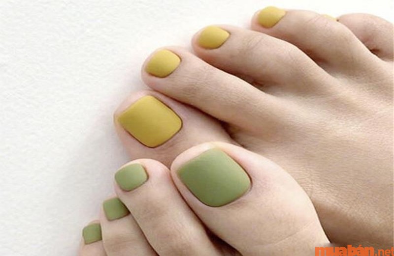 Mẫu nail sơn chân xanh bơ đơn giản