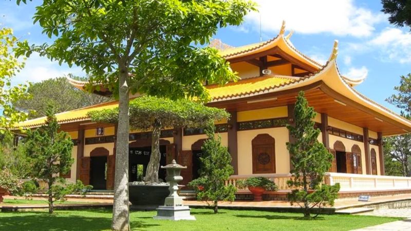 Ngôi chùa Thiền viện Trúc Lâm nằm trên đỉnh núi Phượng Hoàng