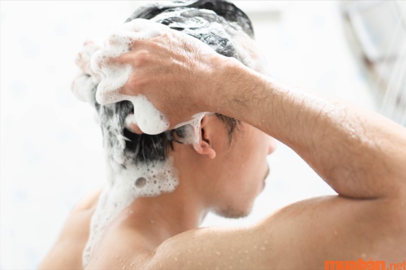 Cách vuốt Short Quiff hiệu quả đó là cần gọi đầu sạch sẽ để tăng độ bám dính của keo và sáp vuốt tóc