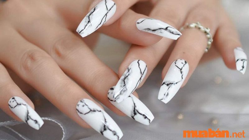 Mẫu nail trắng loang màu ấn tượng