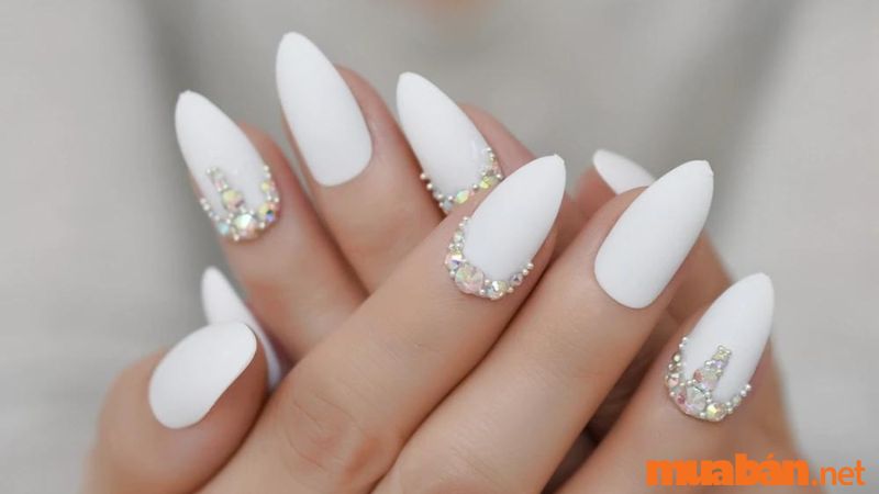 Mẫu nail trắng đính đá lấp lánh, sang trọng