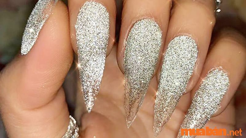 Mẫu nail trắng kim tuyến quyến rũ