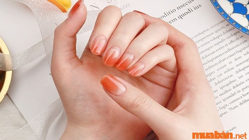 Nail ombre ánh cam phù hợp với tone make up rực rỡ