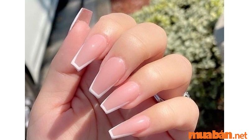 Mẫu nail màu hồng phối trắng đầu móng đơn giản, thanh lịch