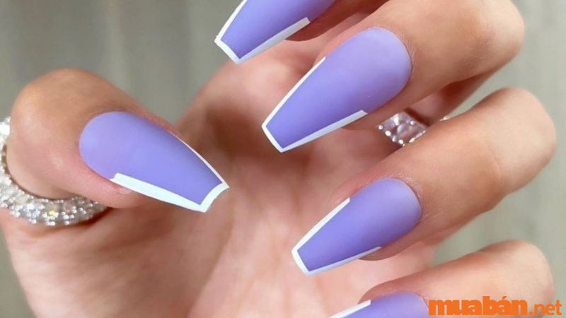 Viền trắng đầu móng giúp nail trơn màu tím thêm phần độc đáo và ấn tượng