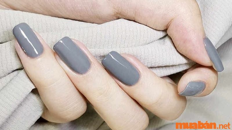 Nail trơn xám là lựa chọn của nhiều cô nàng bởi vừa thanh lịch vừa đơn giản