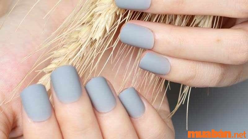 Mẫu nail màu xám đơn giản tạo hiệu ứng thị giác giúp da của bạn trông sáng hơn