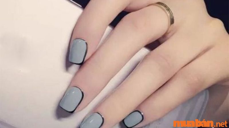 Mẫu nail màu xám thêm viền đen nổi bật, độc đáo