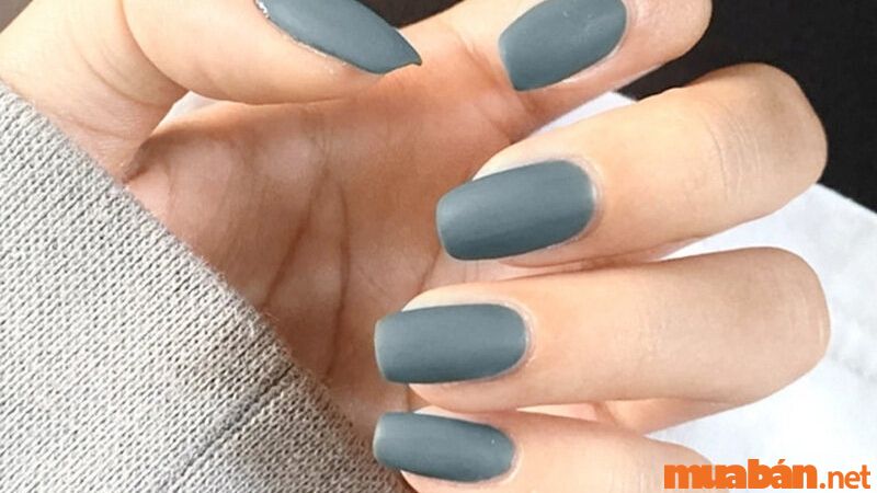 Nail trơn màu xám thu hút ánh nhìn, cực kỳ tươi trẻ