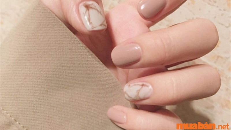 Nail trơn màu nâu pastel nhẹ nhàng, thanh lịch