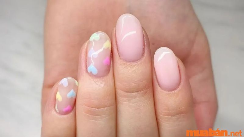 Mẫu nail trơn hồng pastel kết hợp họa tiết trái tim phong cách đáng yêu