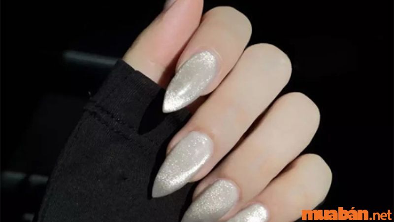 Mẫu nail trơn trắng ánh kim tuyến hợp trend, thanh lịch