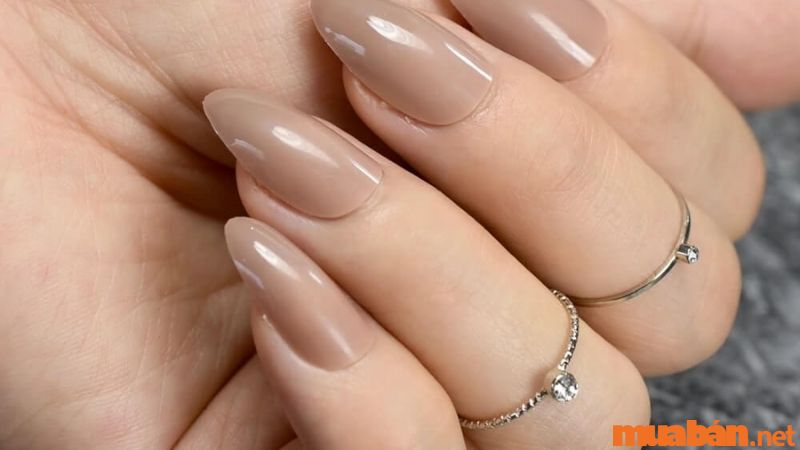 Mẫu nail trơn màu nâu sữa sang chảnh và tôn da