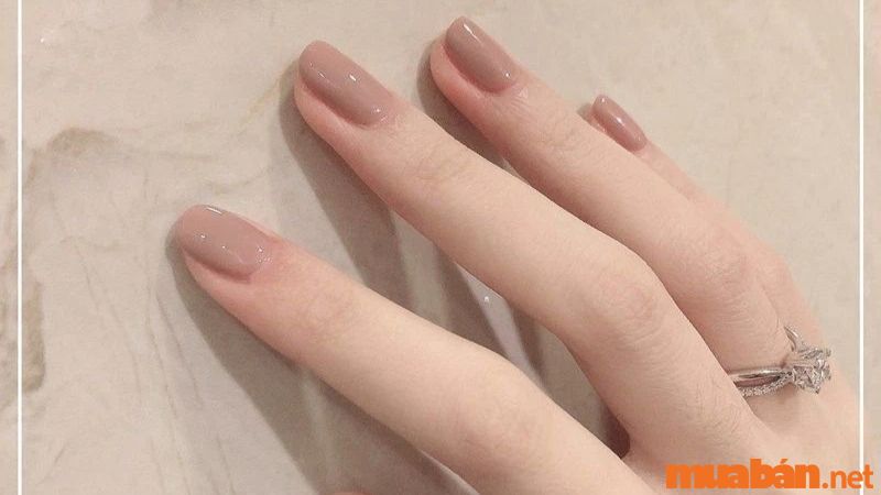 Nail trơn màu nâu sữa phong cách tiểu thư, đài cát