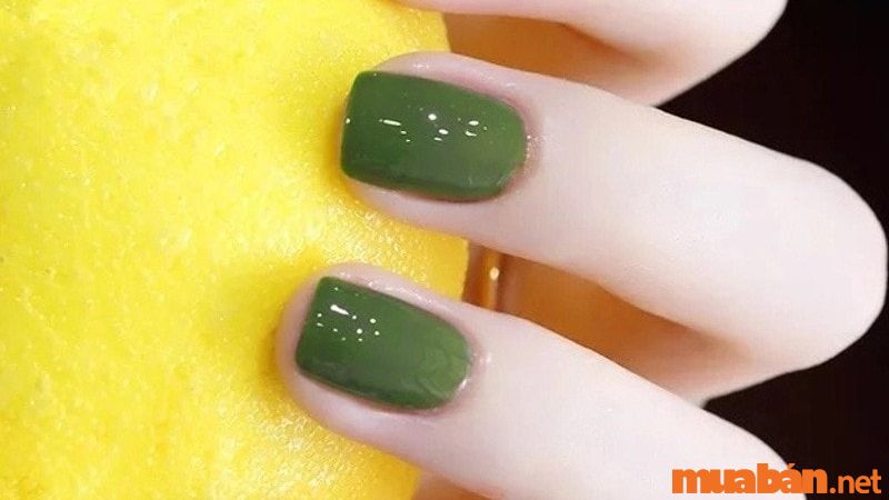 Mẫu nail trơn thạch xanh rêu phù hợp cho những nàng da trắng