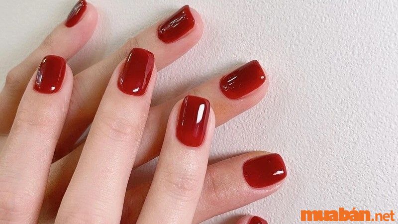 Mẫu nail trơn đỏ sẫm sang chảnh, nổi bật