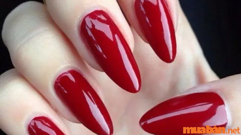 Mẫu nail đỏ trơn quyền lực và quý phái