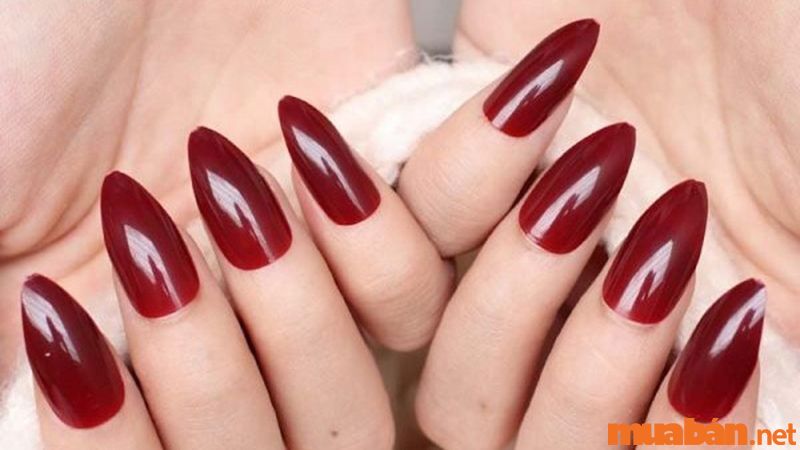 Mẫu nail đỏ sẫm móng nhọn cá tính, thời trang