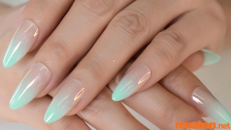 Mẫu nail trơn xanh lục bảo ombre lạ mắt và trẻ trung