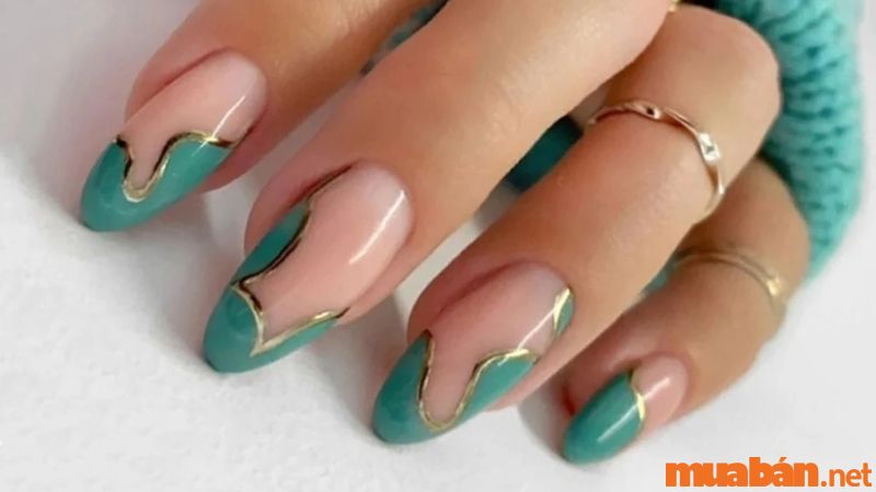 Nail trơn xanh lục bảo kết hợp họa tiết uốn lượng vàng gold đẹp mắt