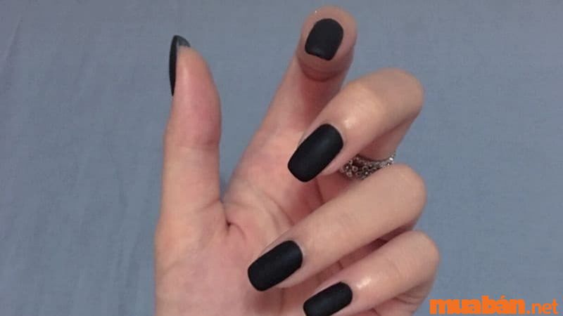 Mẫu nail đen nhám đơn giản phong cách Hàn Quốc