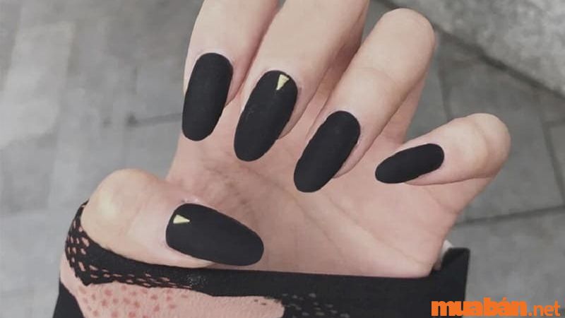 Mẫu nail màu đen móng nhọn thời trang cho các nàng phong cách