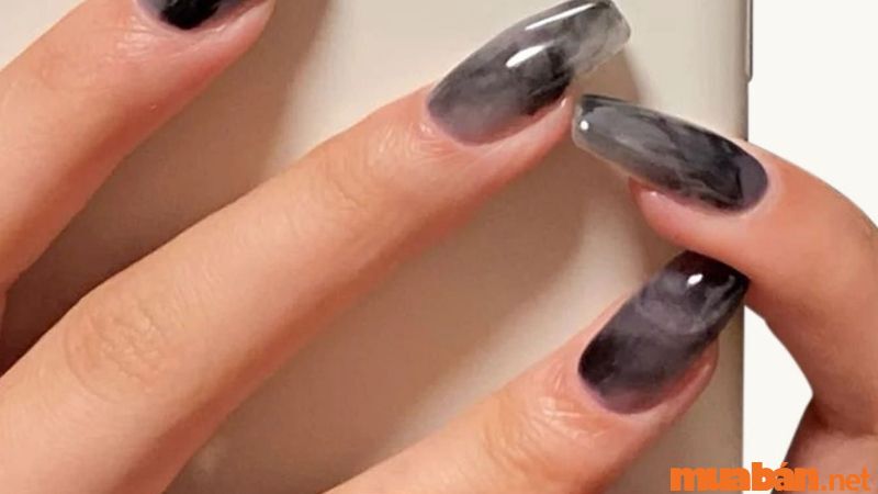 Nail trơn đen loang màu cá tính và lạ mắt