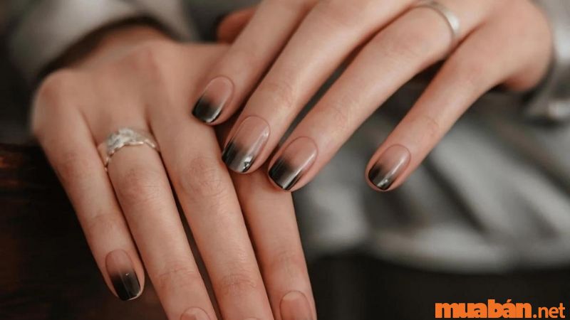 Nail trơn màu đen ombre phong cách trưởng thành