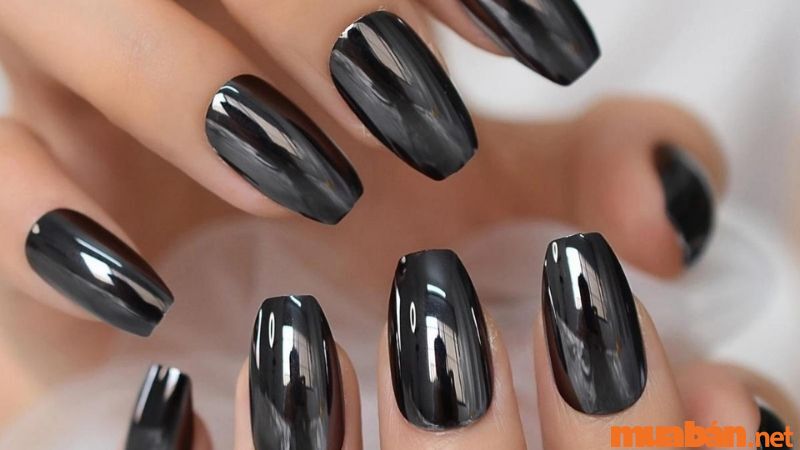 Nail đen metallic gợi vẻ đẹp huyền bí và ma mị