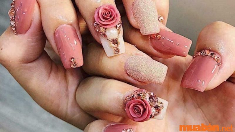 Mẫu nail trơn đính đá hoa nổi cầu kỳ và đặc biệt