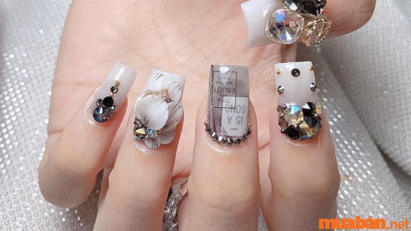 Thu hút và phá cách với mẫu nail đính đá khối