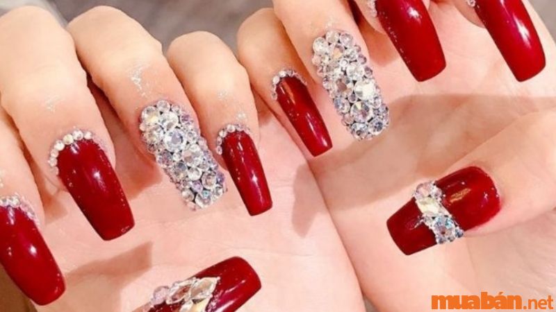 Mẫu nail đính đá màu đỏ quyền lực và mang lại nhiều may mắn