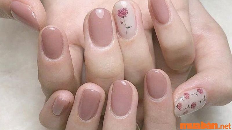 Mẫu nail màu nude phối họa tiết hoa thanh lịch