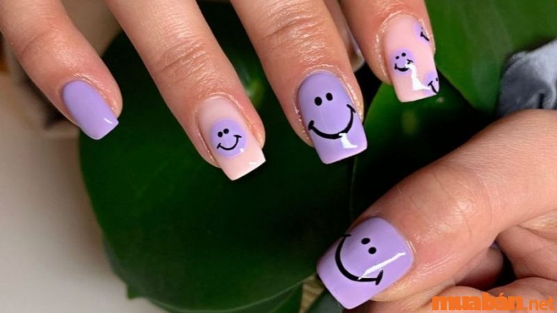 Nail trơn màu tím pastel xinh xắn và ấn tượng với họa tiết mặt cười