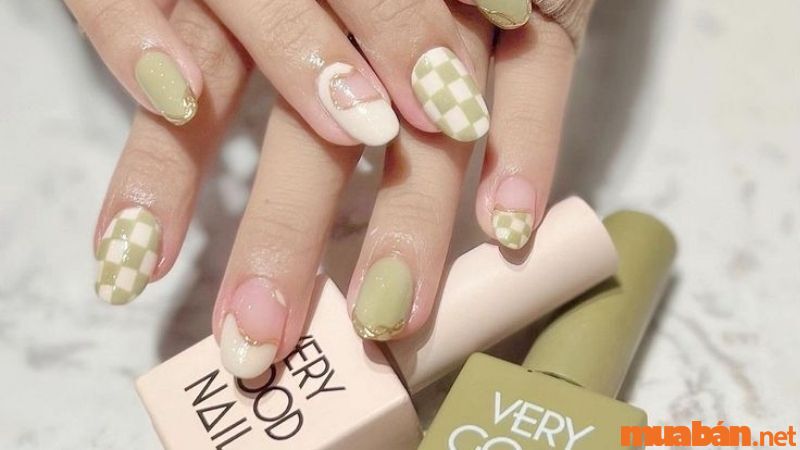 Mẫu nail xanh bơ họa tiết caro đơn giản, phù hợp với những buổi picnic