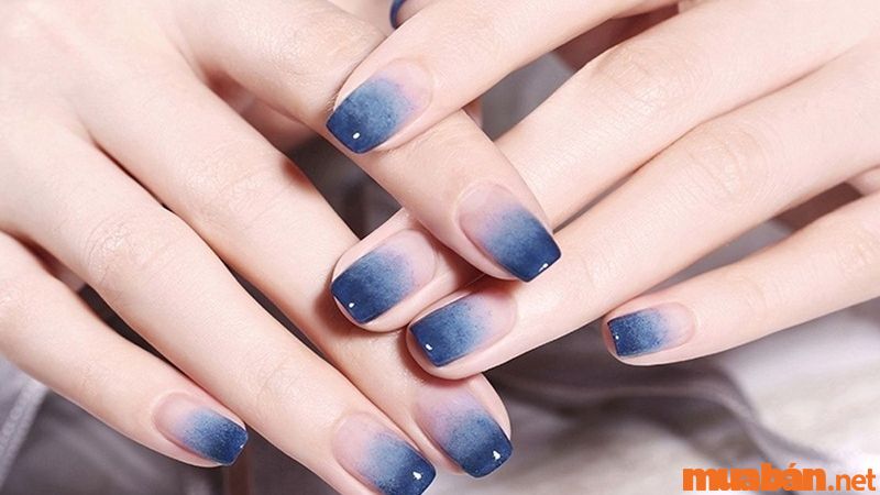 Nail trơn ombre xanh đậm thu hút và tôn da