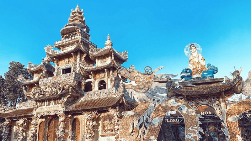 Chùa Linh Phước (hay Chùa Ve Chai) tọa lạc tại Trại Mát, cách trung tâm thành phố Đà Lạt khoảng 9,8km