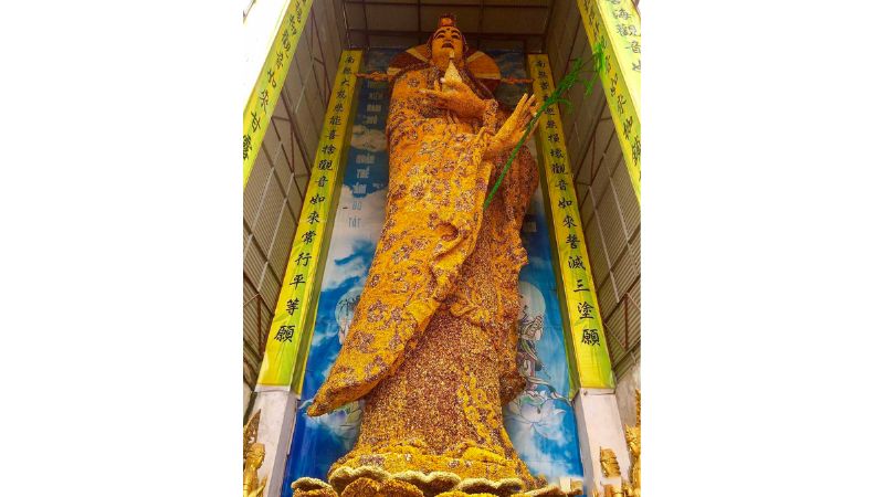 Tượng Phật Bà bằng hoa bất tử khổng lồ