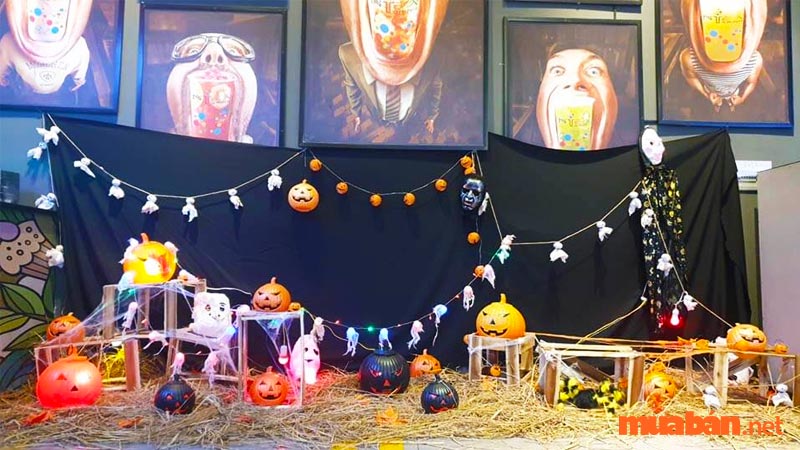 Kết hợp bí ngô và đèn led sẽ là sự lựa chọn hoàn hảo khi trang trí sân khấu Halloween cho bé