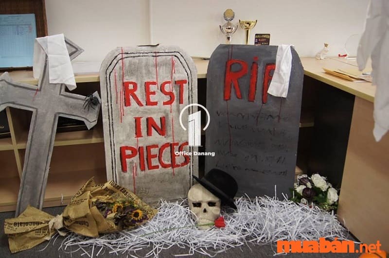 Trang trí Halloween cho văn phòng bằng cách tạo hình bia mộ