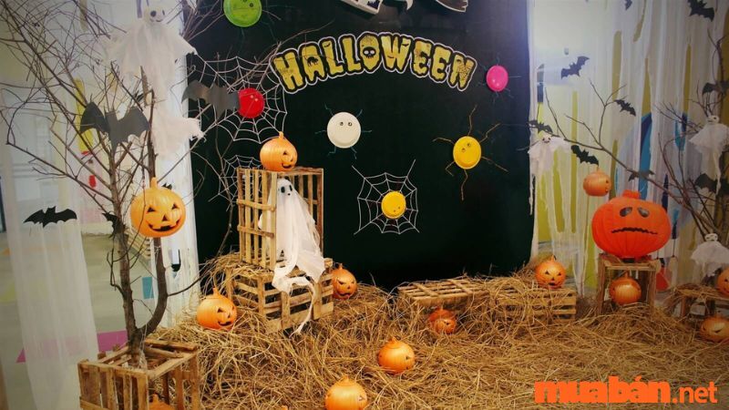 Trang trí Halloween bằng ma giả cho văn phòng