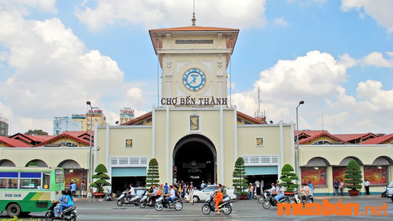 Chợ Bến Thành với kiến trúc cổ kính, thể hiện cho lịch sử, văn hóa Sài Gòn (Nguồn ảnh: Sưu tầm)