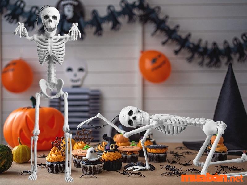 Trang trí bàn tiệc Halloween bằng hình nộp xương người
